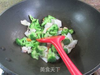 明白菜圆蛤炒西兰花的做法步调：5