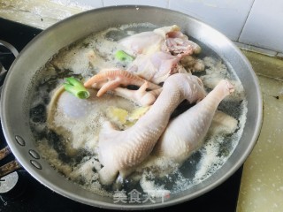 一品浑炖土鸡的做法步调：1