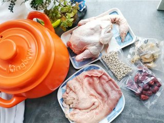 沙锅版猪肚包鸡的做法步调：1