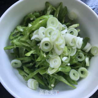 青椒炒里脊肉的做法步调：2