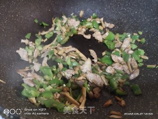 黄花菜炒肉片的做法步调：3