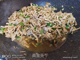 黄花菜炒肉片的做法步调：4