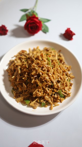 黄花菜炒肉片的做法步调：7