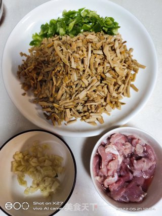 黄花菜炒肉片的做法步调：1