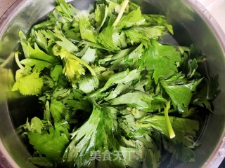 芝麻酱蒜泥芹菜叶的做法步调：2