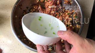喷鼻菇陈肉包，陈好多汁，简朴又好吃，利剑肥又硬乎。的做法步调：3