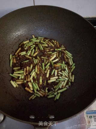 酱喷鼻蒜苔炒鸡蛋的做法步调：5