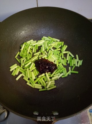 酱喷鼻蒜苔炒鸡蛋的做法步调：4