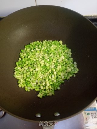 蒜苔鸡蛋炒饭的做法步调：3