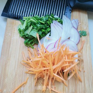 绿芽菜拌豆皮的做法步调：2