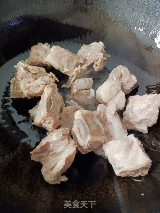 排骨豆角焖里的做法步调：3