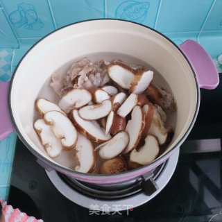 喷鼻菇炖羊肉的做法步调：5