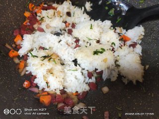 洋葱胡萝卜炒饭的做法步调：3