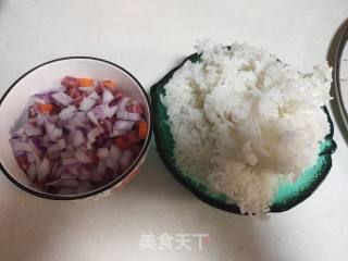 洋葱胡萝卜炒饭的做法步调：1