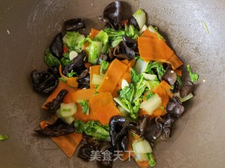 胡萝卜木耳炒小利剑菜的做法步调：10