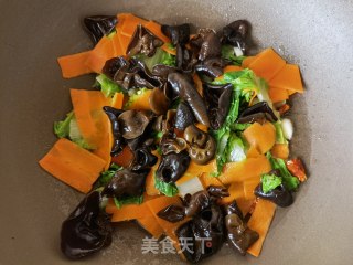 胡萝卜木耳炒小利剑菜的做法步调：6