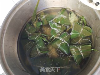 牛肉肠蛋黄粽的做法步调：10