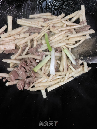 秋笋炒牛肉的做法步调：12