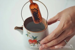 冰萃荔枝小种茶的做法步调：2