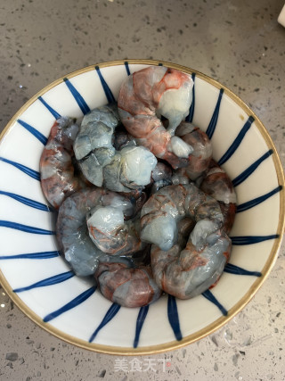 青椒炒虾仁的做法步调：1