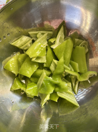 青椒炒虾仁的做法步调：3