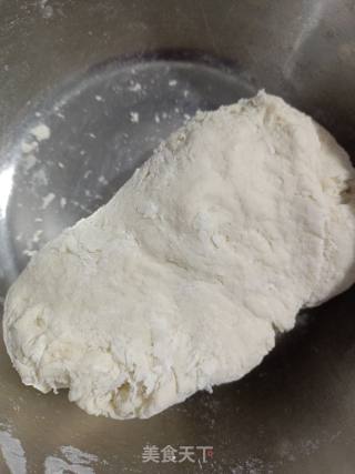 收里葱花饼的做法步调：3