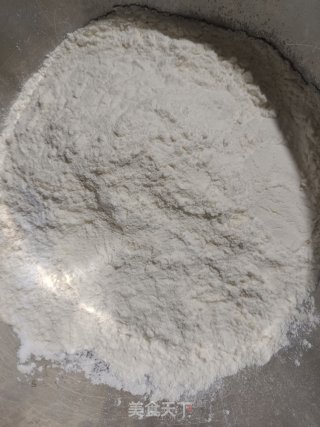 收里葱花饼的做法步调：2