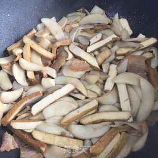 五花肉炒喷鼻干杏鲍菇的做法步调：7