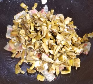 腊肉炒酸芋苗的做法步调：5