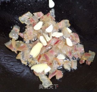 腊肉炒酸芋苗的做法步调：4