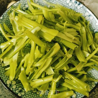 爆炒空心菜梗的做法步调：1