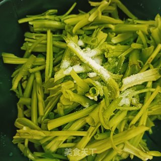 爆炒空心菜梗的做法步调：2