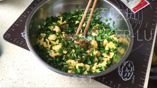 家常韭菜盒子，中壳又坚又喷鼻，内乱馅陈美妙吃。的做法步调：9