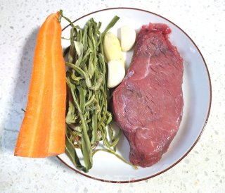 牛肉炒贡菜的做法步调：1