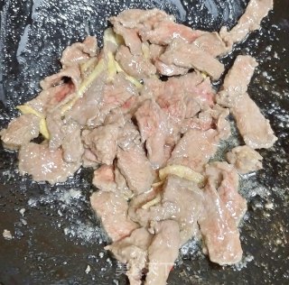 牛肉炒贡菜的做法步调：5
