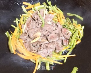 牛肉炒贡菜的做法步调：8