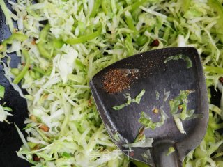 尖椒炒圆利剑菜丝的做法步调：6