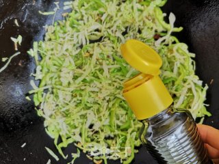 尖椒炒圆利剑菜丝的做法步调：7