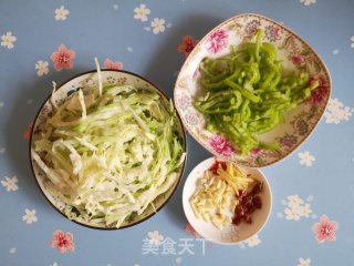 尖椒炒圆利剑菜丝的做法步调：2