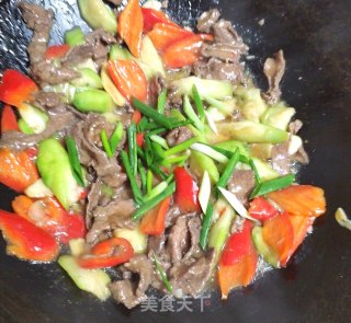 牛肉炒丝瓜的做法步调：10