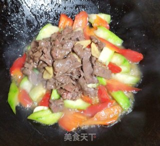 牛肉炒丝瓜的做法步调：9