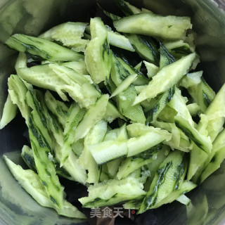 油泼黄瓜拌木耳的做法步调：5