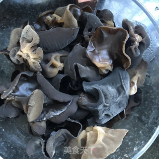 油泼黄瓜拌木耳的做法步调：2