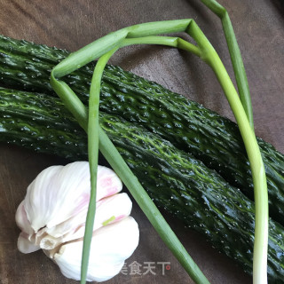 油泼黄瓜拌木耳的做法步调：1