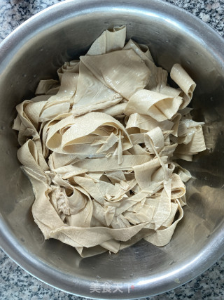 凉拌黄瓜豆皮的做法步调：1