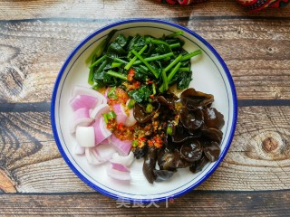 菠菜木耳拌洋葱的做法步调：7