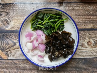 菠菜木耳拌洋葱的做法步调：5