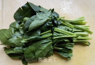 菠菜木耳拌洋葱的做法步调：2