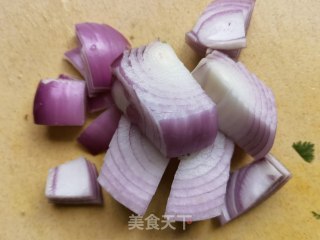 菠菜木耳拌洋葱的做法步调：1