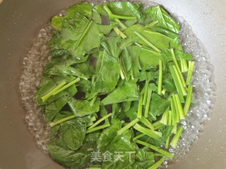 菠菜木耳拌洋葱的做法步调：3
